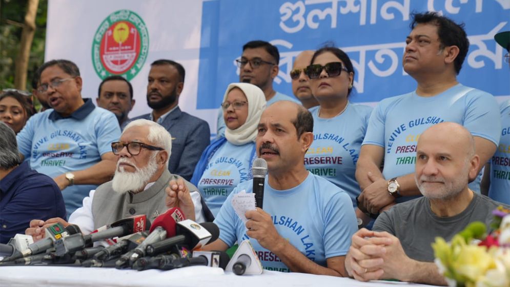 ডিএনসিসির উদ্যোগে গুলশান লেক পরিচ্ছন্ন কার্যক্রম শুরু
