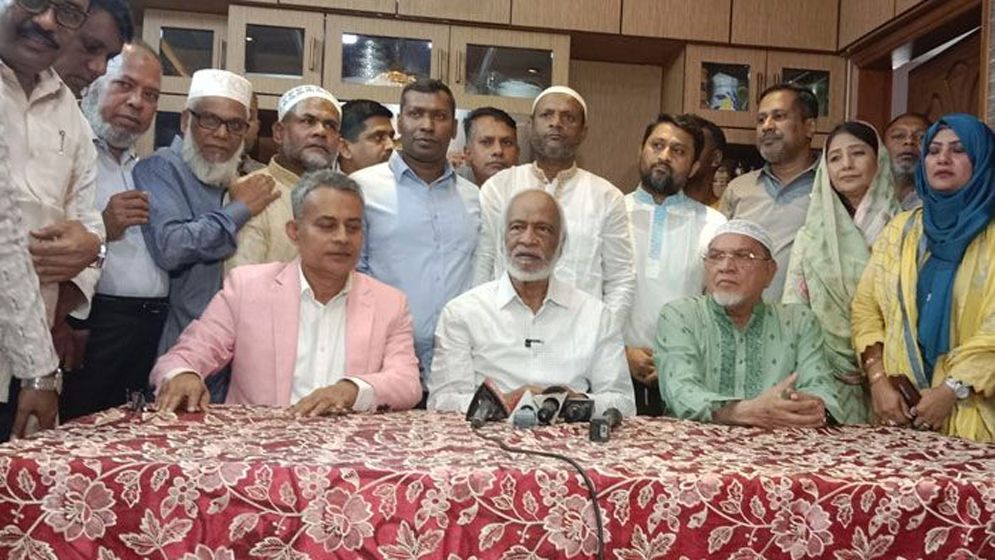 একদলীয় শাসন নয়, গণতন্ত্র প্রতিষ্ঠায় বন্ধু রাষ্ট্রের সহযোগিতা চাইলেন মঈন খান