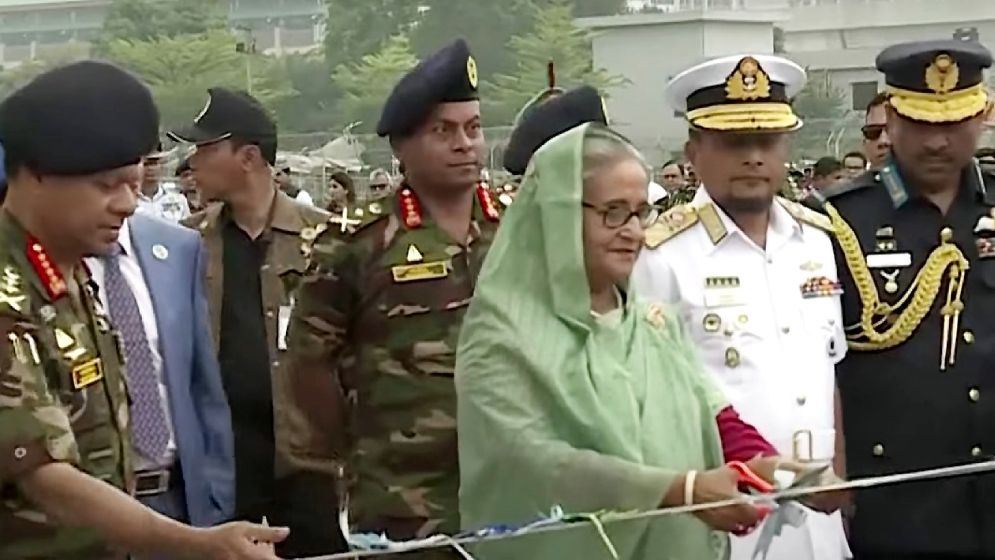 সমরাস্ত্র প্রদর্শনী পরিদর্শন করছেন প্রধানমন্ত্রী