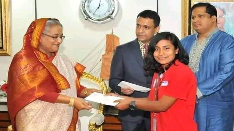 অনূর্ধ্ব-১৯ নারী ফুটবলার রাজিয়াকে পারিবারিক কবরস্থানে দাফন