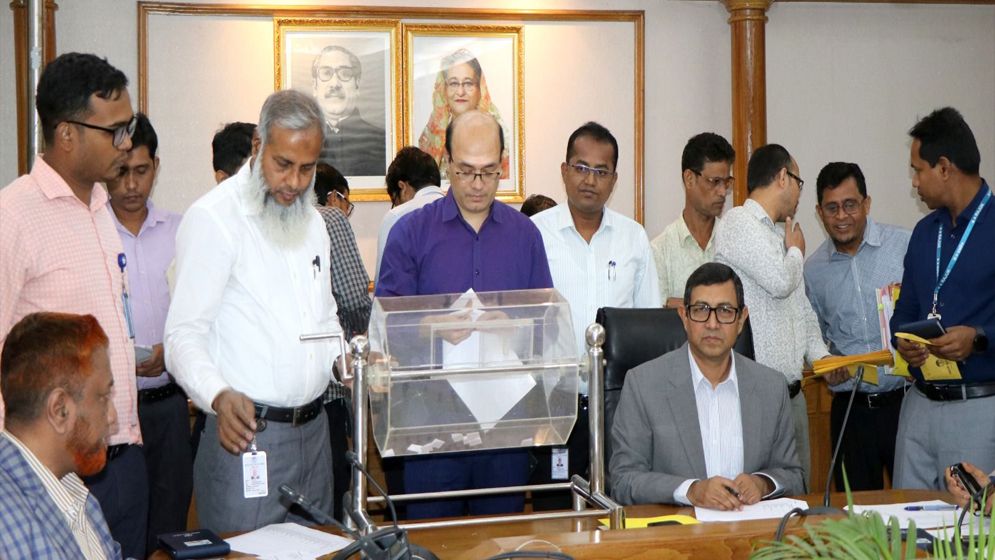 রাজউকে লটারির মাধ্যমে ১১ পদের ১২১ কর্মচারীকে বদলি