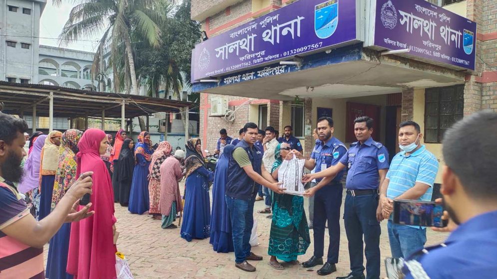 সালথায় হতদরিদ্রের মধ্যে পুলিশের ঈদ উপহার বিতরণ