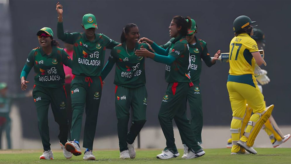 টাইগ্রেসদের বোলিং তোপে চাপে অজিরা