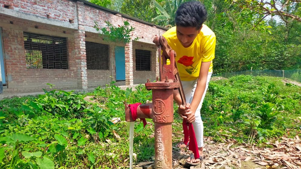 ঝিকরগাছায় টিউবওয়েলে বিষ প্রয়োগ, আতঙ্কিত গ্রামবাসী