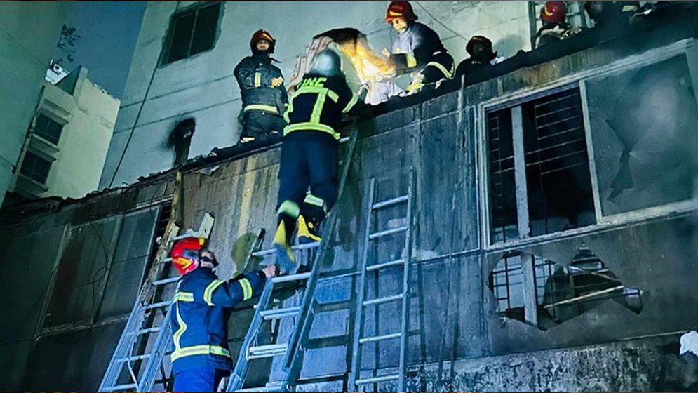 ‘এখনো মারা যাইনি, ছাদে আছি’ ভবন থেকে ফেসবুক পোস্ট