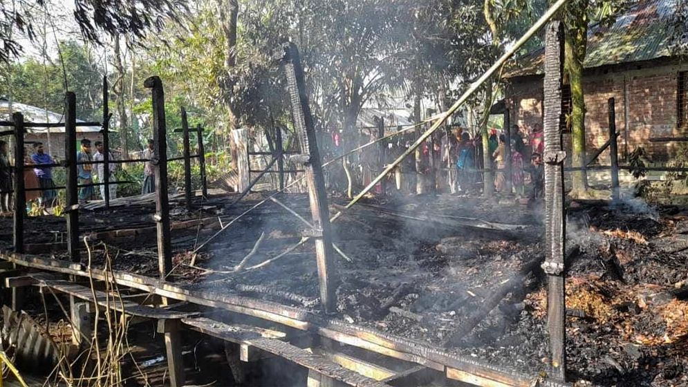 অগ্নিকাণ্ডে দুইশ মুরগি পুড়ে খামারির স্বপ্ন ছাই