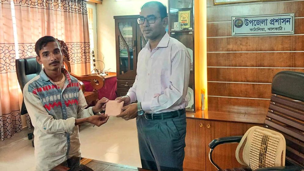 ভিক্ষায় চলে এতিম দুই ভাই-বোনের সংসার, সাহায্য দিলেন ইউএনও