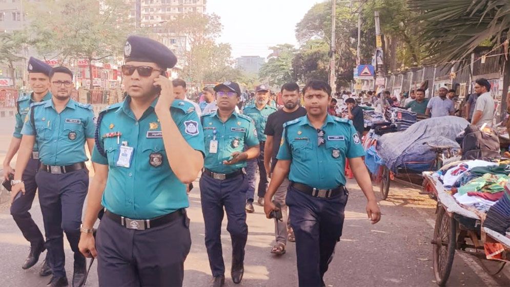রমজানে ফুটপাত দখলমুক্ত রাখতে নিউমার্কেট থানা পুলিশের নিয়মিত অভিযান