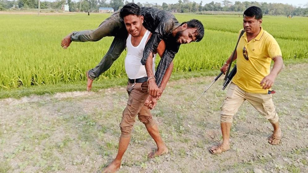 ধান ক্ষেত থেকে ডাকাত ধরে কাঁধে করে থানায় নিলো পুলিশ!