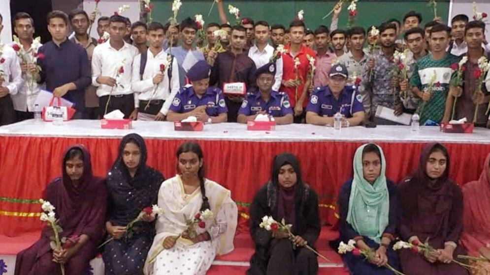 সাতক্ষীরায় ১২০ টাকায় পুলিশ কনস্টেবল পদে চাকরি পেলো ৪৯ জন