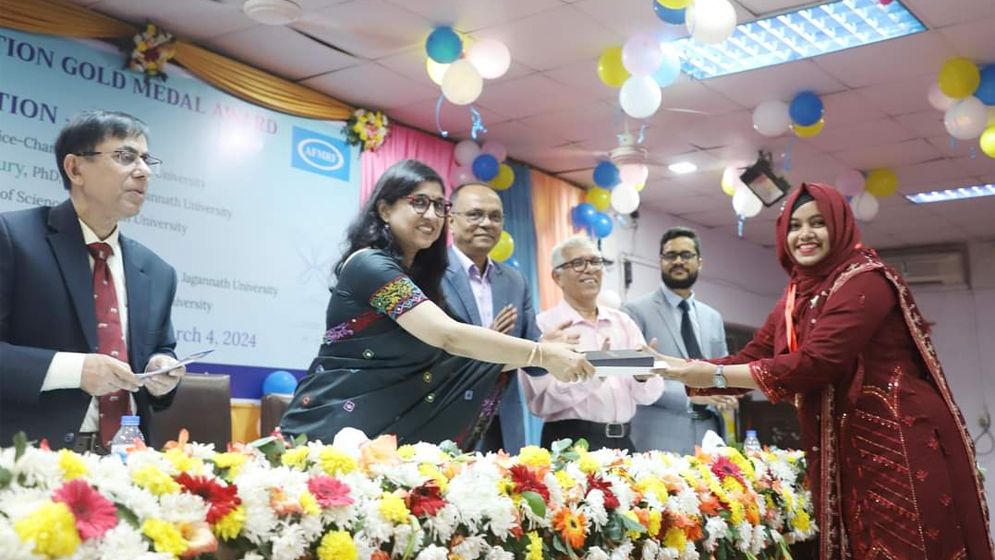 স্বর্ণপদক পেলেন জবির গণিতের ৬ শিক্ষার্থী