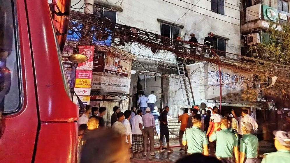 রাজধানীর হাতিরপুলে বহুতল ভবনের আগুন নিয়ন্ত্রণে