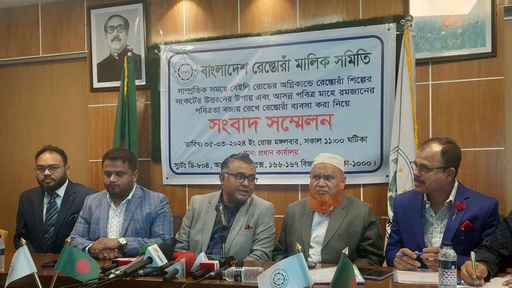 রেস্টুরেন্টে আনসার, পুলিশ ও র্যাবের অভিযান একটু বাড়াবাড়ি