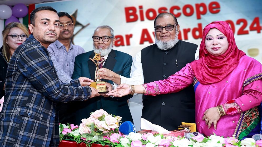 বায়োস্কোপ স্টার অ্যাওয়ার্ড পেলেন পরিচালক মো. ফাহাদ