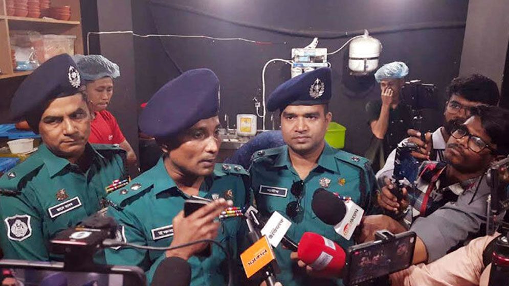 রাজধানীর ওয়ারীতে আবাসিক ভবনে রেস্টুরেন্টগুলোতে অভিযান