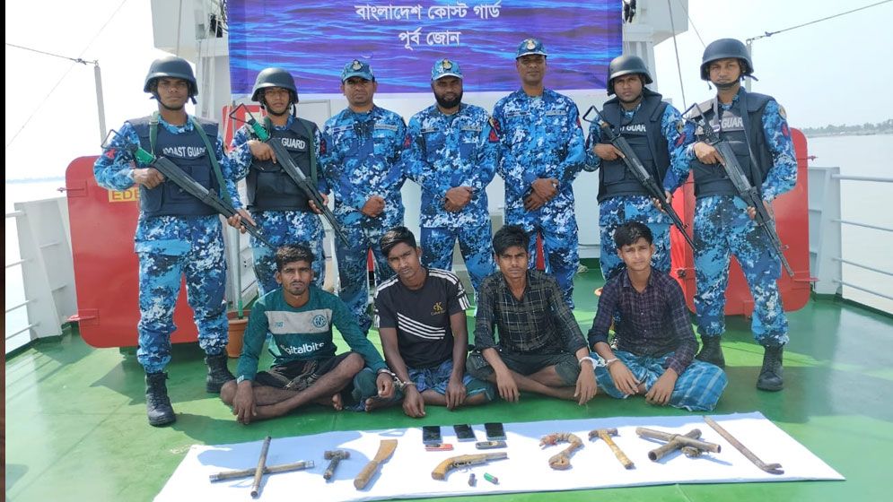 সাগরে ডাকাতির প্রস্তুতিকালে ৪ জলদস্যু আটক