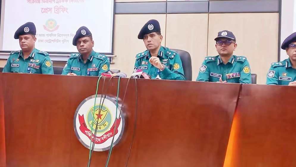 রাজধানীর সড়কে ভ্রাম্যমাণ ব্যবসায়ীদের বসতে দেবে না পুলিশ