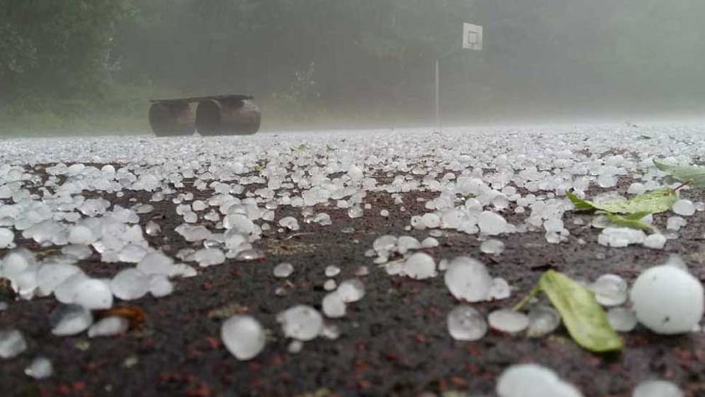 মধ্যরাতে ঢাকায় ঝড়সহ শিলাবৃষ্টি