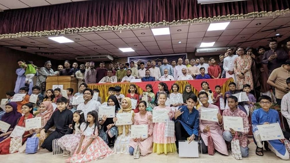 নটরডেমিয়ান ৯৯-এর সাধারণ জ্ঞান প্রতিযোগিতা ও দুস্থদের ইফতার বিতরণ