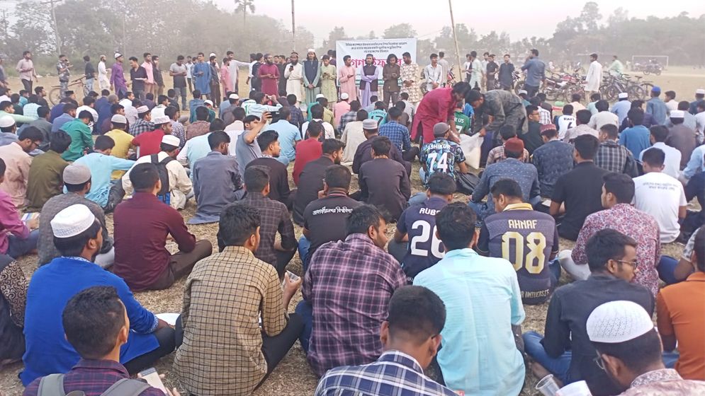 জাবিতে গণ-ইফতার করে শিক্ষার্থীদের নীরব প্রতিবাদ 