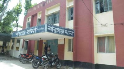 বাবুগঞ্জে শিক্ষার্থীকে এসিড নিক্ষেপের প্রতিবাদে মানববন্ধন