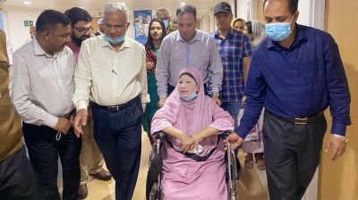 হাসপাতাল থেকে বাসায় ফিরেছেন খালেদা জিয়া 