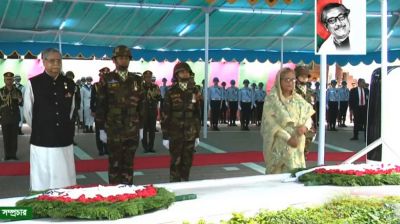 টুঙ্গিপাড়ায় বঙ্গবন্ধুর সমাধিতে রাষ্ট্রপতি-প্রধানমন্ত্রীর শ্রদ্ধা