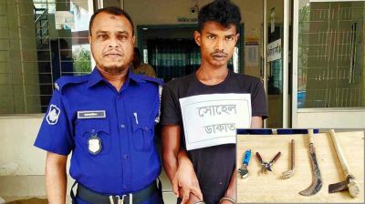 দেশীয় অস্ত্রসহ ডাকাত দলের সর্দার গ্রেপ্তার