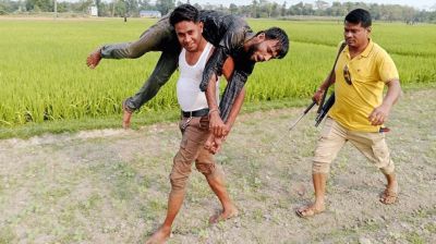 ধান ক্ষেত থেকে ডাকাত ধরে কাঁধে করে থানায় নিলো পুলিশ!