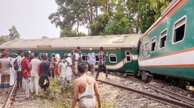 নাঙ্গলকোটে বিজয় এক্সপ্রেসের ৮ বগি লাইনচ্যুত
