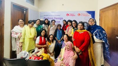 নারী উদ্যোক্তাদের ফ্যাশন ডিজাইনের প্রশিক্ষণ দিচ্ছেন বিবি রাসেল