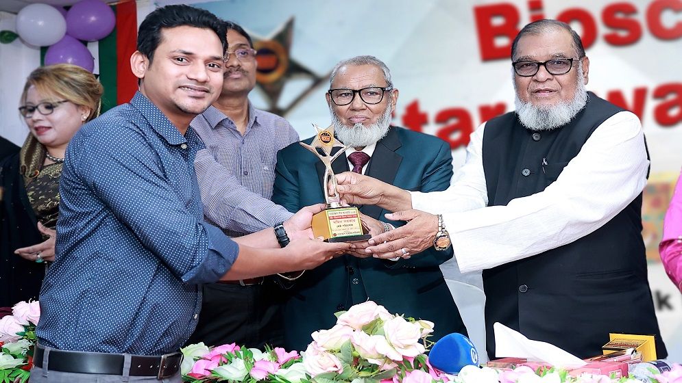 বায়োস্কোপ স্টার অ্যাওয়ার্ড পেলেন পরিচালক মমিন সরকার