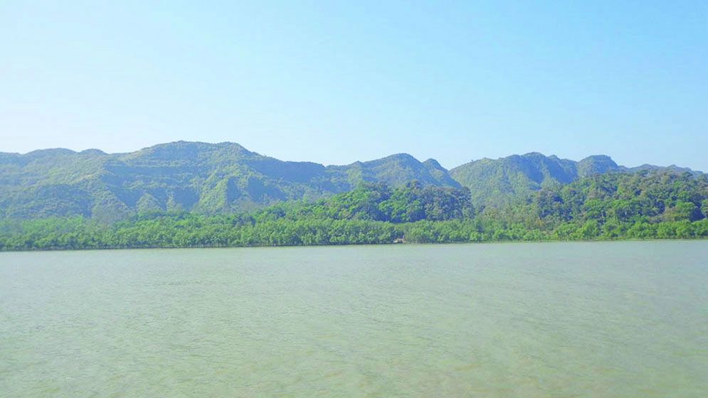 নাফ নদীর ওপারে আবারো তীব্র বিস্ফোরণ-গোলাগুলির শব্দ