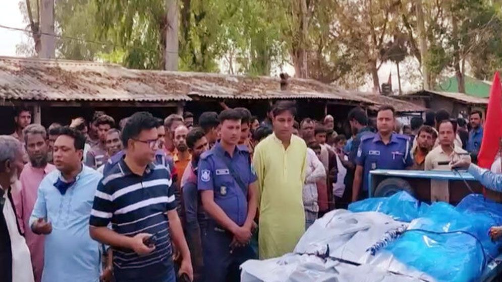 নাটোরে ট্রাকচাপায় নারীসহ নিহত ৩