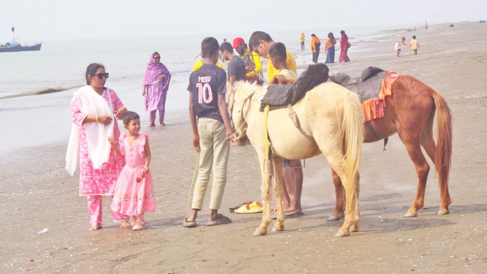 কুয়াকাটায় নারী পুলিশ না থাকায় ভোগান্তিতে নারী পর্যটকরা 