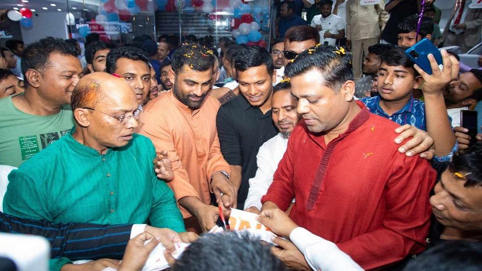 ফেনীতে টপটেন মার্ট উদ্বোধন করলেন তামিম