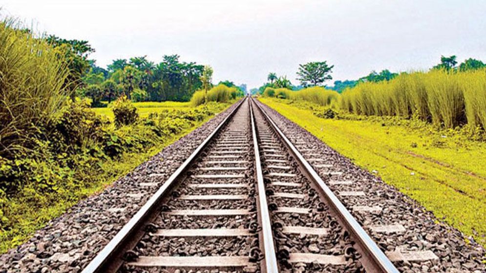 গাজীপুরে ট্রেনে কাটা পড়ে  ২ জনের মৃত্যু
