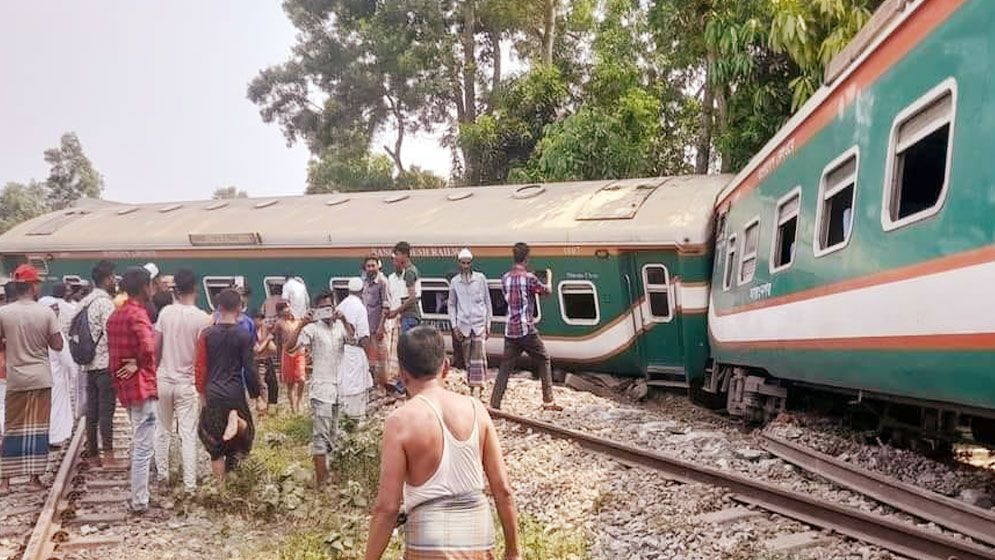 নাঙ্গলকোটে বিজয় এক্সপ্রেসের ৮ বগি লাইনচ্যুত