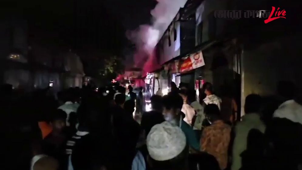 মহিপুরে আগুনে পুড়ে ৬ টি দোকান
