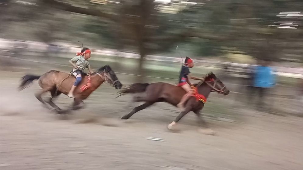 শিবগঞ্জে ঐতিহ্যবাহী ঘোড়দৌড় প্রতিযোগিতা, উৎসবে মাতল হাজারও মানুষ