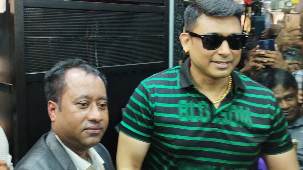 ফ্যাশন ব্র্যান্ড আর্টিজ্যানের আউটলেট উদ্বোধন করলেন জায়েদ খান