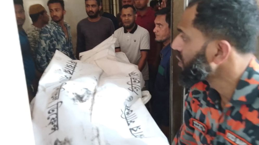 পিরোজপুরে সড়ক দুর্ঘটনায় নিহত ৭