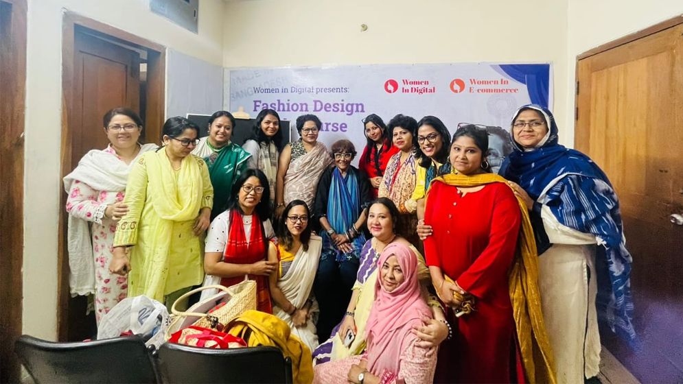 নারী উদ্যোক্তাদের ফ্যাশন ডিজাইনের প্রশিক্ষণ দিচ্ছেন বিবি রাসেল