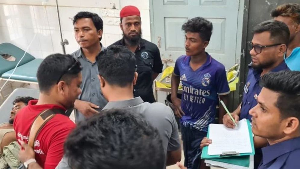 টেকনাফে মিয়ানমারের নৌ বাহিনীর ছোঁড়া গুলিতে ২ জেলে আহত