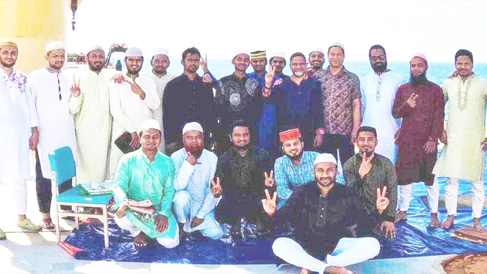 জাহাজেই ঈদের নামাজ আদায় করলেন জিম্মি নাবিকরা