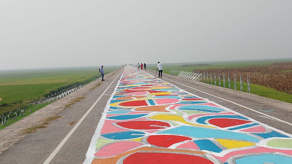 আলপনার রঙে রঙিন হলো হাওরের ১৪ কি.মি. সড়ক