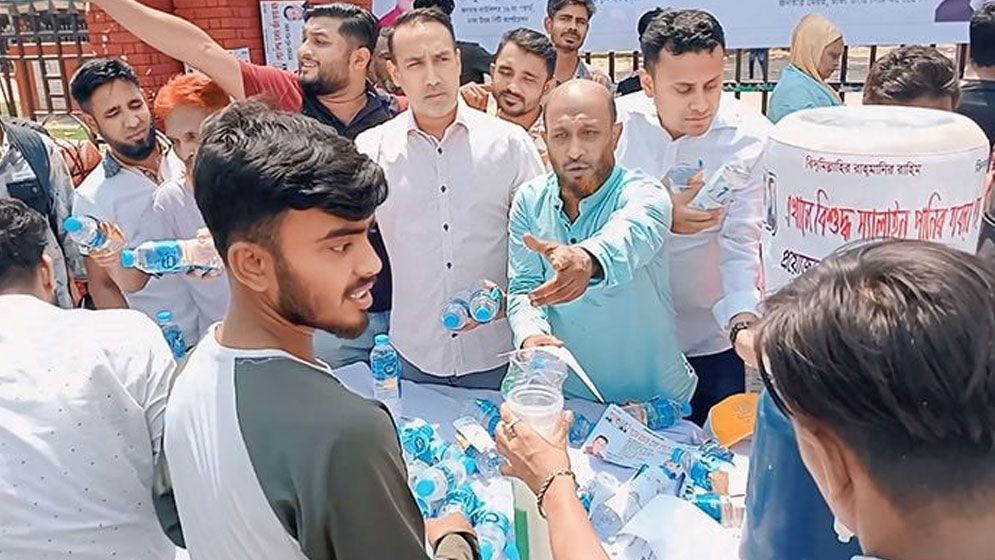 পানি, খাবার স্যালাইন, শরবত বিতরণ করলো বিএনপি