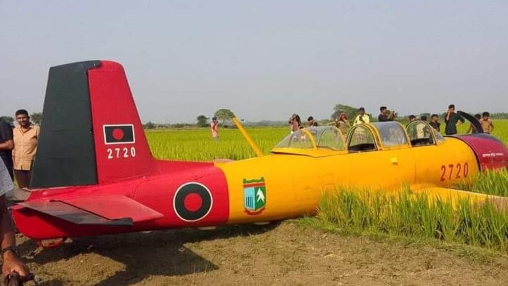 নড়াইলে ধানক্ষেতে নামলো বিমান