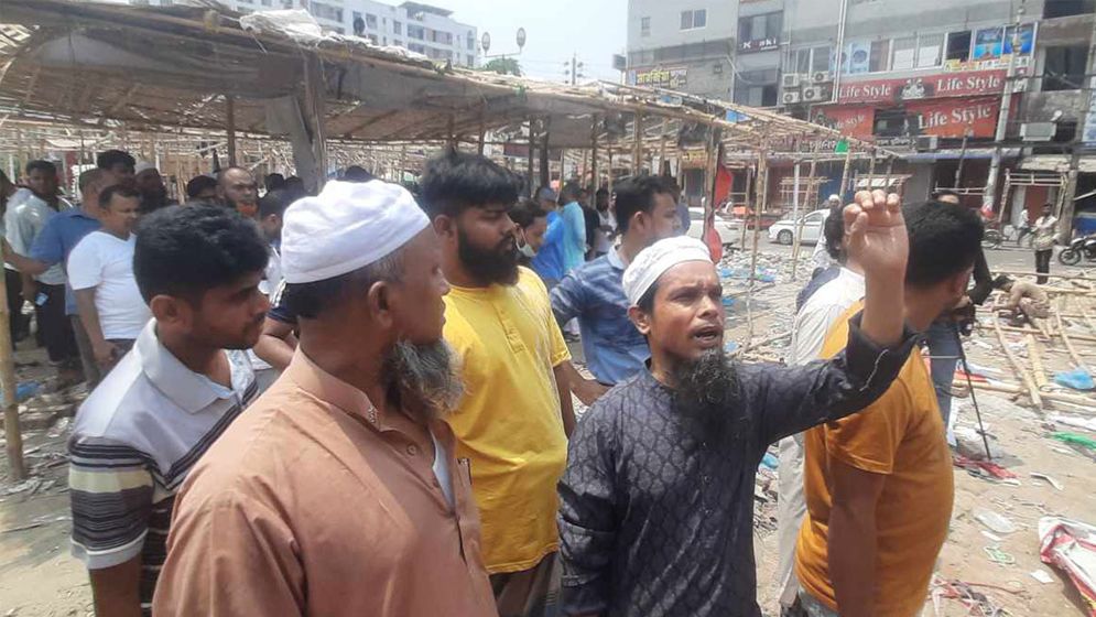 আমাগো সব শেষ, দোকানের মালও লুট হয়ে গেছে