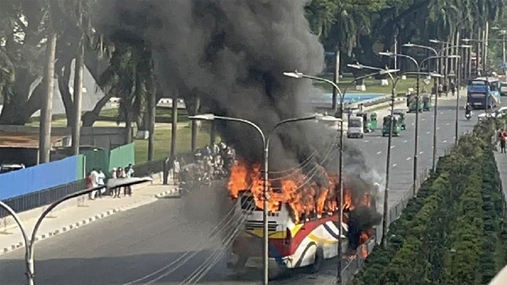 বনানীতে বাসে আগুন, নিহত ১